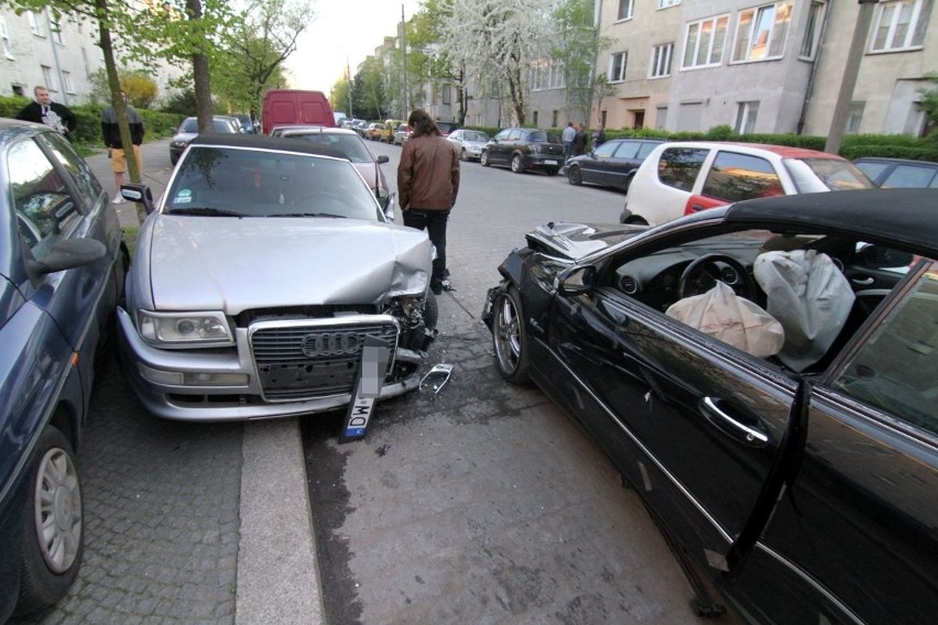 Wypadek na Mieleckiej. 600-konny mercedes staranował cztery samochody