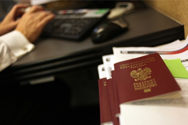 Początek sezonu urlopowego oznacza spory ruch w biurach paszportowych.
