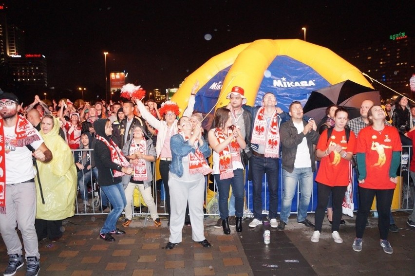 Polacy mistrzami świata! Tak po meczu bawią się Katowice. Kibice i fajerwerki [ZDJĘCIA, WIDEO]