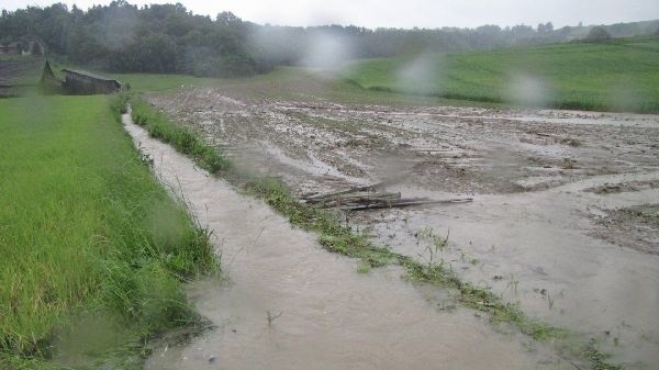 PowódL w miejscowości Siedliska BoguszJuz drugi raz w tym roku woda nie oszczedzila miejscowości Siedliska Bogusz.