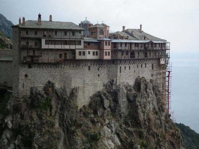 Simonos Petra porównywany jest ze względu na położenie do tybetańskich klasztorów