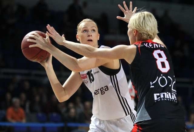 Katarzynki (na zdjęciu z piłką Aleksandra Pawlak) przegrały we Francji z ekipą Bourges Basket 54:72