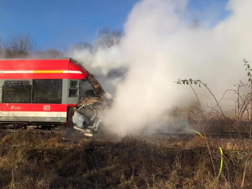 Kołbaskowo: Śmiertelny wypadek na niestrzeżonym przejeździe kolejowym. Samochód stanął w płomieniach 