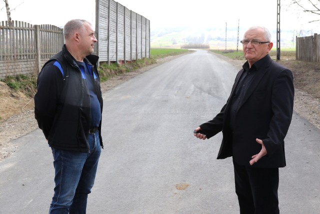 Tadeusz Szlufik i sołtys Wilkowa Bogusław Wzorek uważają, że zbudowanie drogi, która nigdzie nie prowadzi, było błędem.