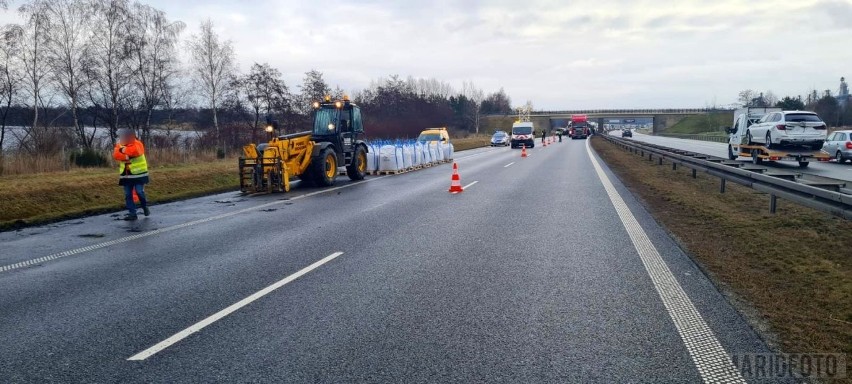 Samochód ciężarowy wypadł z autostrady pod Opolem.