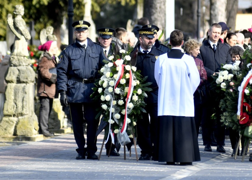 Pogrzeb biskupa Adama Odzimka. Uroczystości na cmentarzu przy Limanowskiego. Ciało zostało złożone w Grobowcu Biskupów Radomskich
