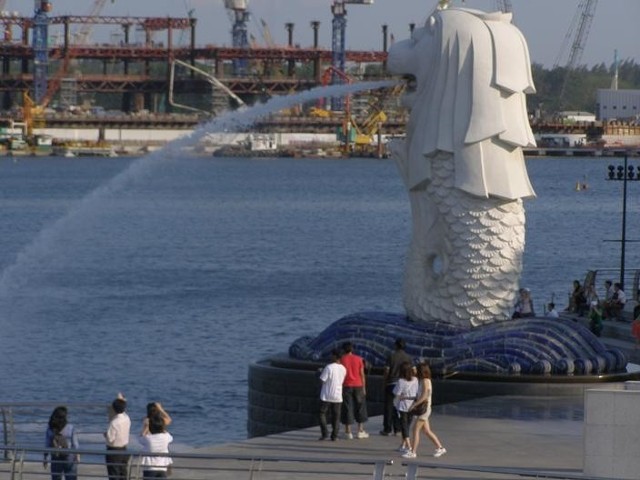 Merlion, czyli ryba z głową lwa  siedząca na fali - symbol Singapuru - zaprojektowany w roku 1964.  Pomnik ma ponad 8 m wysokości i waży 70 ton. Zaprojektowany przez Lim Nang Senga. Odlany z cementu.