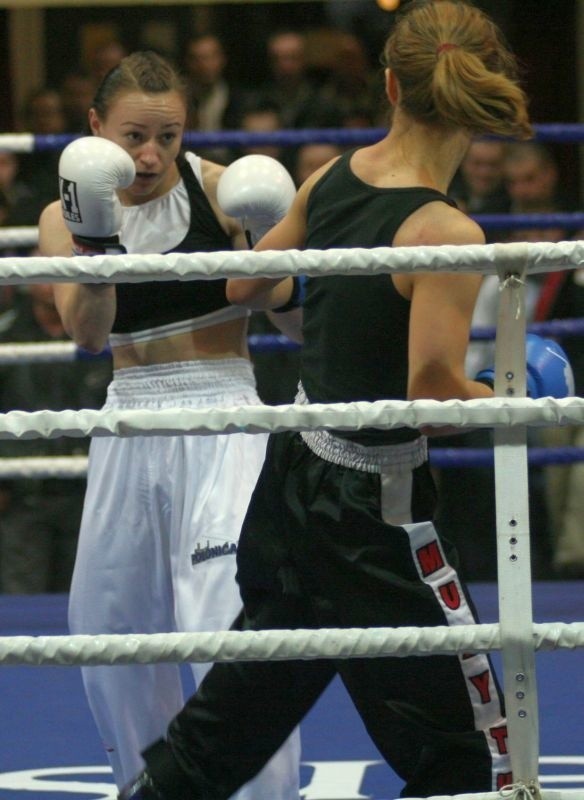 Kielczanka Sandra Drabik (z lewej) w Baku wywalczyła tytuł mistrzyni Europy w kick boxingu.