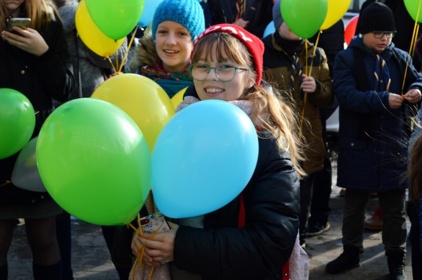 Balony z marzeniami odleciały w niebo. Fundacja "Pomóż Im" świętuje Dzień Dziecka z Chorobą Nowotworową [galeria]