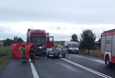 Tragedia pod Kutnem. Zginęła młodziutka kierująca i niewiele starszy pasażer ZDJĘCIA