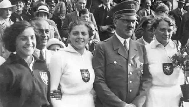 17 października 2007 w wieku 94 lat zmarła Maria Kwaśniewska-Maleszewska, urodzona w Łodzi medalistka olimpijska z 1936 r. w Berlinie. Nie przypuszczała, że jej zdjęcie z Hitlerem uratuje życie wielu Polakom.