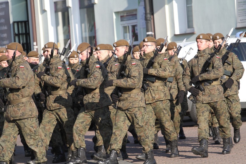 Na Placu Bartosza Głowackiego w Tarnobrzegu  „Terytorialsi” wypowiedzieli rotę przysięgi wojskowej. Było bardzo uroczyście (duzo zdjęć)