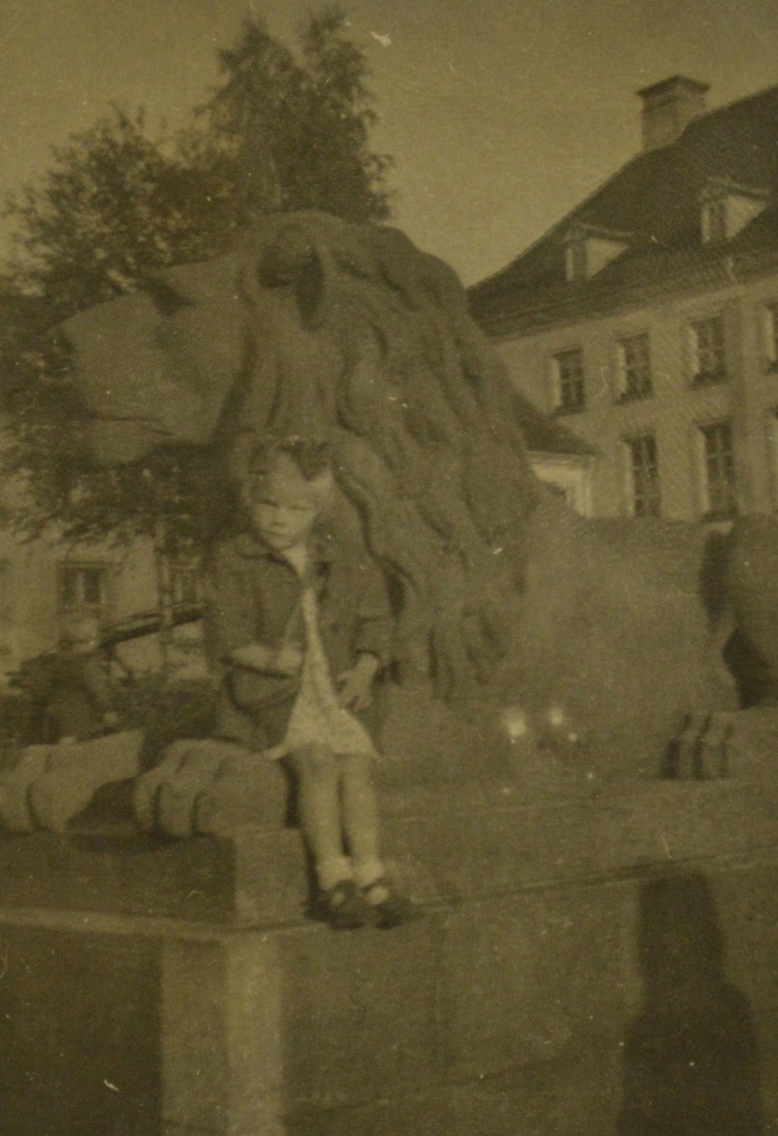 Rok 1952 lub 1953. Obok lwów pozuje Ela Chlebek, dziś...