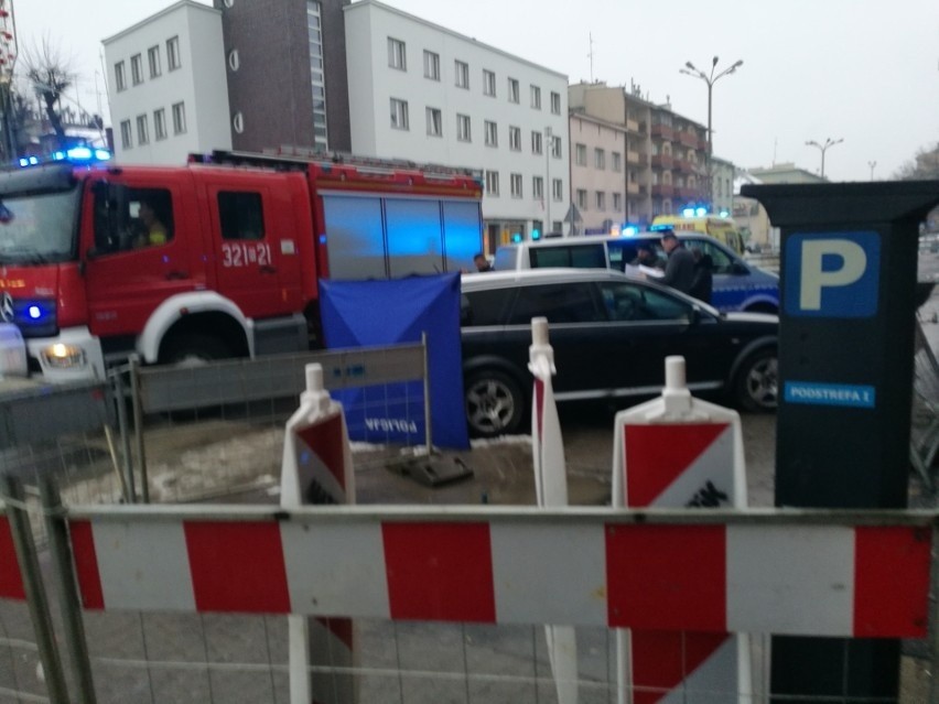 Policja na miejscu znalezienia zwłok w audi zaparkowanym...