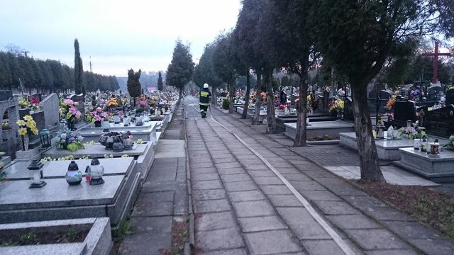 Nocą i nad ranem ktoś podpalał nagrobki na bulowickim cmentarzu