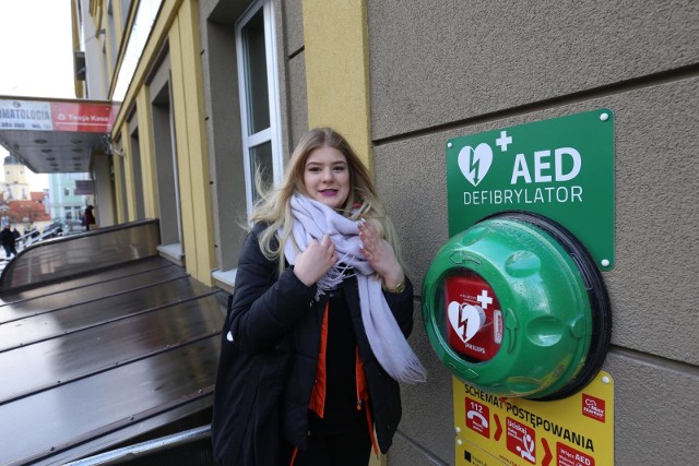 Defibrylatory powoli stają się normą w miejscach publicznych. W Białymstoku pojawiły na ulicach pod koniec 2017 roku. 
