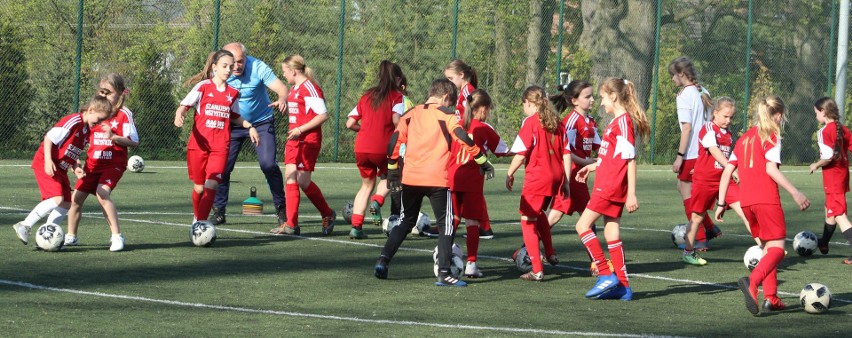 Z Podwórka na Stadion o Puchar Tymbarku. Dziewczęta z AKF Wisła Brzeźnica zagrają w ogólnopolskim finale [ZDJĘCIA, WIDEO]