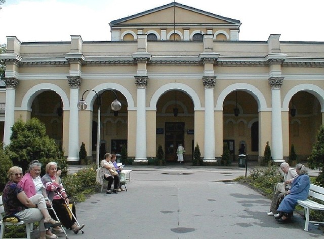 Sanatorium Marconi w parku zdrojowym