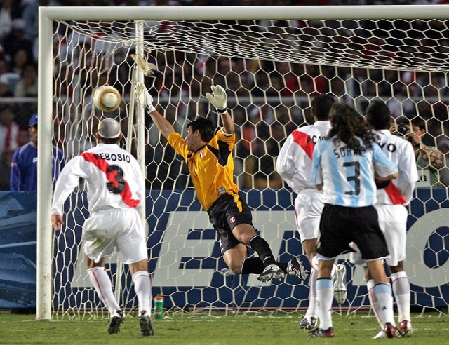 Piłka po strzale Argentyńczyka Carlosa Teveza ląduje w siatce drużyny gospodarzy.