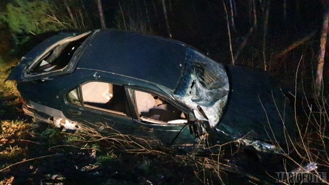 Wypadek między Jasienicą Dolną a Piątkowicami. Samochodem podróżowało 5 osób, ale żadna nie przyznaje się do kierowania autem w chwili zdarzenia.