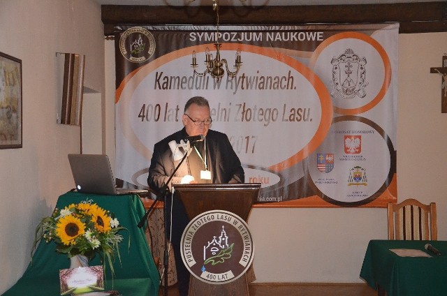 Uczestników sympozjum serdecznie przywitał ksiądz kanonik Wiesław Kowalewski dyrektor Pustelni Złotego Lasu w Rytwianach.