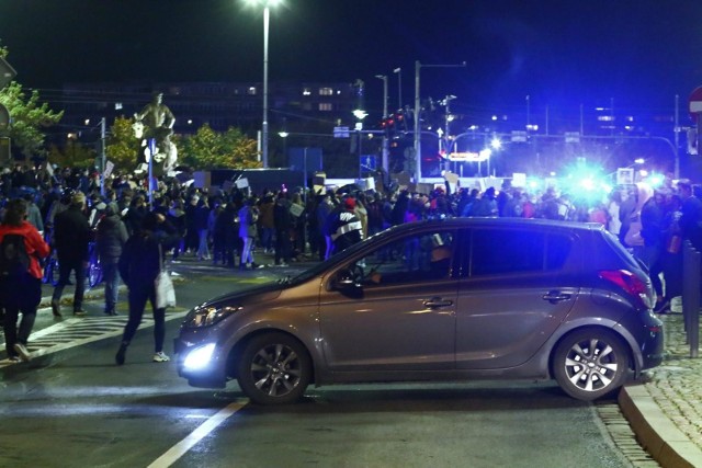 29.10.2020 wroclawgazeta wroclawskawroclaw, plac dominikanski- trasa w-z- plac jana pawla drugiego, ulice w centrum, protest- mlodziez tanczac  zablokowala glowne skrzyzowaniajaroslaw jakubczak/ polska presspis aborcja protest mlodziez taniec samochod