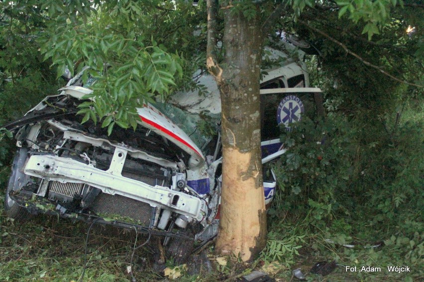 Ambulans zjechał na pobocze i uderzył w drzewo. Do zdarzenia...