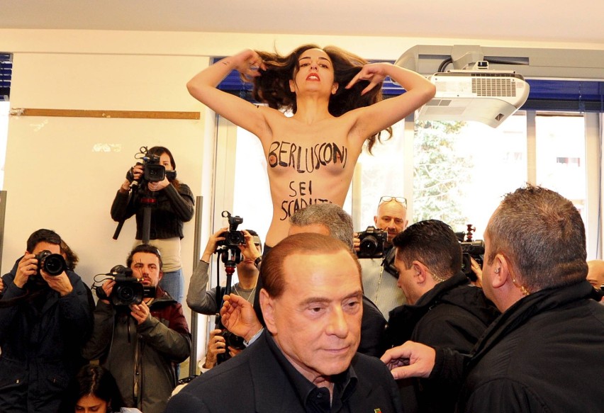 Silvio Berlusconi został zaatakowany podczas głosowania...