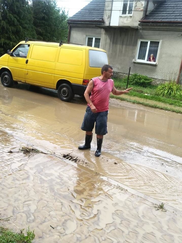 Ulewa w Zastowie. Podtopione podwórka, zalana droga powiatowa