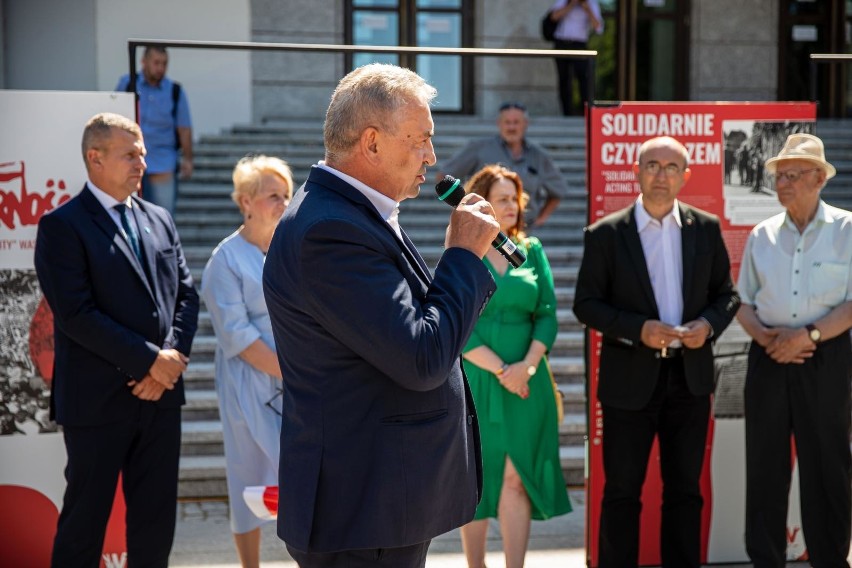 Białystok.  Otwarcie wystawy upamiętniającej 40. rocznicę...