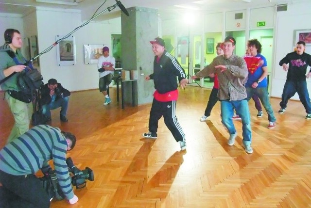 Ekipa Telewizji Polsat odwiedziła Łomżę i w "Bonarze&#8221; realizowała materiał o tancerzach C.T. Group, którzy biorą udział w programie "Tylko taniec&#8221;.