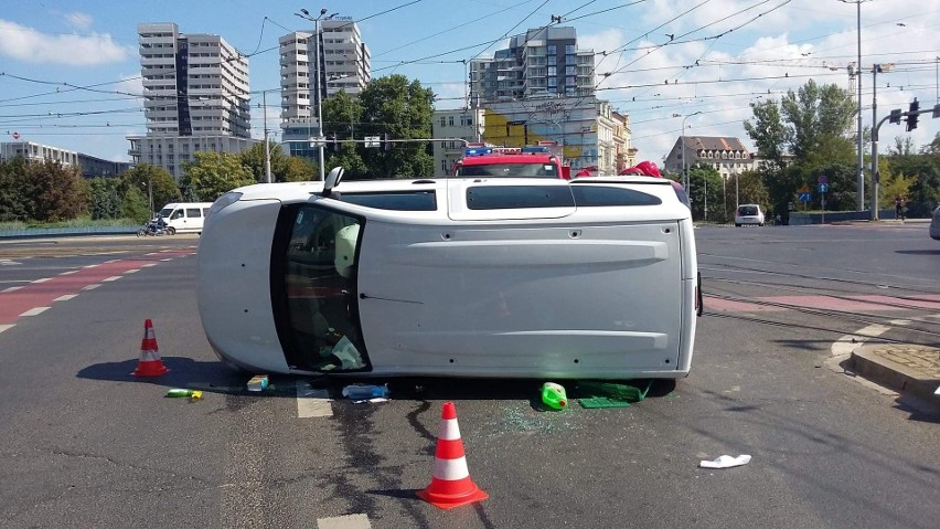 Wypadek na pl. Jana Pawła II. Auto przewróciło się na bok [ZDJĘCIA]