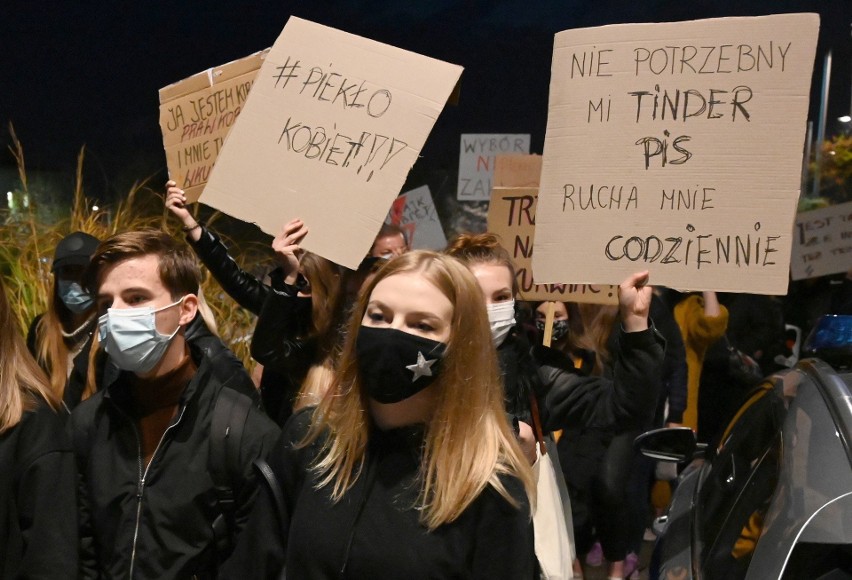 Nauczyciele namawiali uczniów do udziału w protestach? Ministerstwo Eduacji Narodowej zapowiada surowe konsekwencje dla belfrów i dyrekcji!