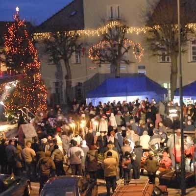 Na ten wyjątkowy niedzielny wieczór Rynek też przybrał piękny odświętny wygląd. Tuż przy ratuszu stanęła scena, obok wielka oświetlona choinka