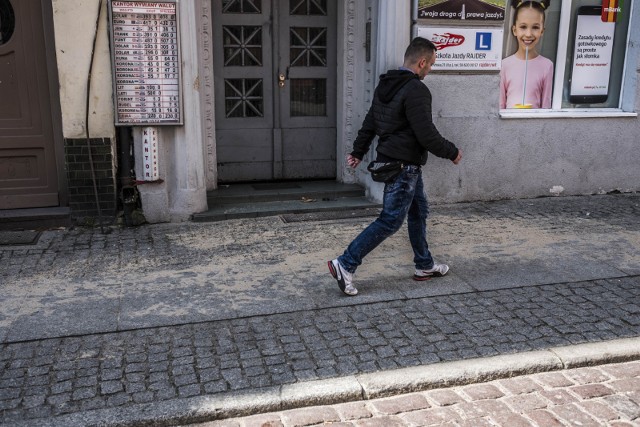 Policja zatrzymała dwie osoby w związku z zabójstwem, do którego doszło w poniedziałek (17 kwietnia) o godz. 4.20 przed lokalem całodobowym przy ulicy Chełmińskiej w Toruniu.Z ustaleń policji wynika, że około godz. 4.20 do kilkuosobowej grupy stojącej przed jednym z całodobowych lokali na ul. Chełmińskiej podeszło dwóch mężczyzn, którzy chcieli wejść do wnętrza pobliskiej kamienicy. Doszło do przepychanek w wyniku których jeden z tych mężczyzn otrzymał cios nożem w brzuch. - Na miejsce wezwano policję i pogotowie. Ratownicy natychmiast przetransportowali rannego do szpitala na toruńskich Bielanach. Niestety, lekarzom nie udało się uratować życia 28-letniego mężczyzny - mówi Wioletta Dąbrowska, rzecznik toruńskiej policji. - Funkcjonariusze na podstawie zeznań świadków w dość krótkim czasie ustalił gdzie sprawcy mogli się skryć. Zatrzymano dwie osoby: 19-latka i 21-latka. Młodszy z nich był trzeźwy, starszy miał ponad pół promila alkoholu w organizmie. Czynności wykonywane przez policjantów wykazały, że 28- latek to nie jedyny pokrzywdzony w tej sprawie. Okazało się bowiem, że podczas tego zdarzenia niegroźnych obrażeń klatki piersiowej doznał również 31- letni mieszkaniec Torunia. Na szczęście nie wymagały one jego hospitalizacji. Teraz śledczy będą weryfikować i ustalać udział i rolę poszczególnych osób w tym zdarzeniu. Sprawę prowadzi Wydział Kryminalny Komendy Miejskiej Policji w Toruniu pod nadzorem Prokuratora Prokuratury Rejonowej Toruń Centrum Zachód, który nadzorował czynności na miejscu. 21-letniemu Miłoszowi P. przedstawiono zarzut zabójstwa, usiłowania zabójstwa oraz posiadania narkotyków. Grozi mu nawet dożywocie. Natomiast Robert S. usłyszał zarzut kierowania gróźb karalnych pod adresem jednej z kobiet.  Mężczyźni odmówili składania wyjaśnień. (TOB), (PAK)Zobacz także: Brutalnie zamordował swoich rodziców. "Nie było co ratować".źródło: UWAGA! TVN