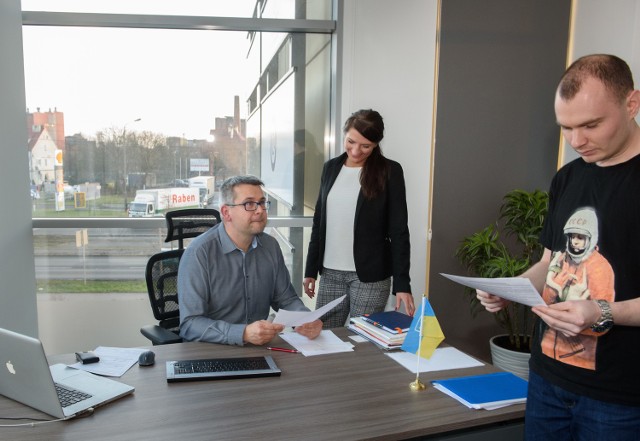 Dyrektor Iwo Markowski (przy biurku), konsultant Milena Guszczina i  pracownik Edward Wajda (z Białorusi) w centrali GP People w Toruniu. Roboty w bród...