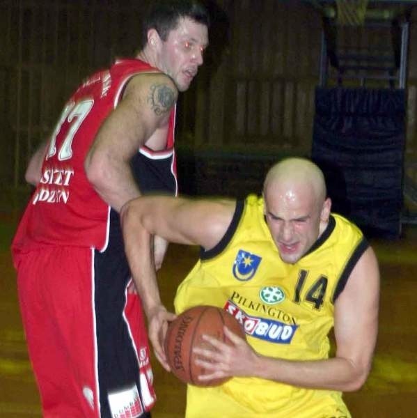 Krzysztof Zych (z piłką) był najlepszym koszykarzem tarnobrzeskiego zespołu w meczu z Basketem Kwidzyn.