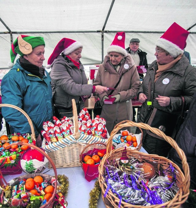 Na dzieci dekorujące choinkę czekały na rynku w Fordonie łakocie