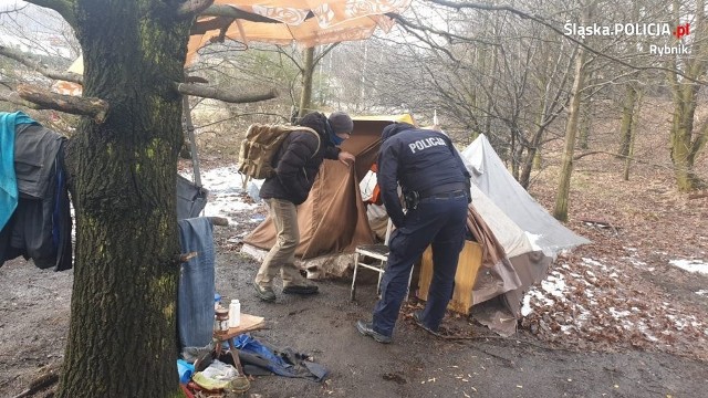 Rybnik: bezdomny spał w namiocie od kilku tygodni. Policjanci i OPS ruszyli na pomoc