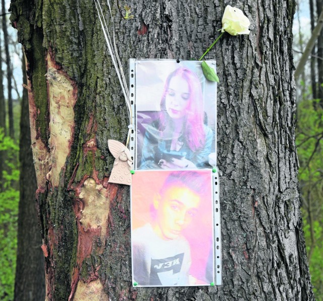 Ania i Oliwia na miejscu tragedii przypięły zdjęcia Julii i Wowy. W dole, w którym był samochód, ktoś porozrzucał białe róże.