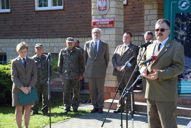 Dyrektor Regionalnych Las&oacute;w Państwowych w Radomiu Andrzej Matysiak m&oacute;wił na konferencji o zagrożeniach w lasach.