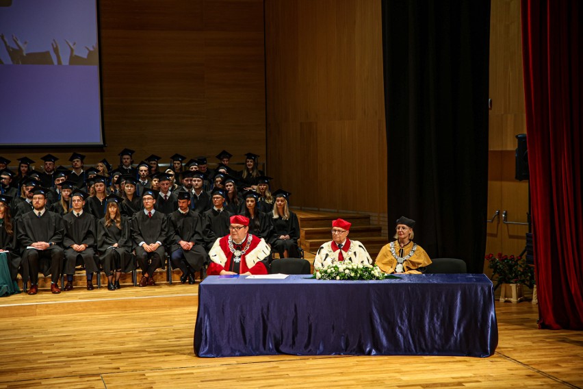 140 absolwentów kierunku lekarskiego na Uniwersytecie Rzeszowskim odebrało dyplomy [WIDEO]