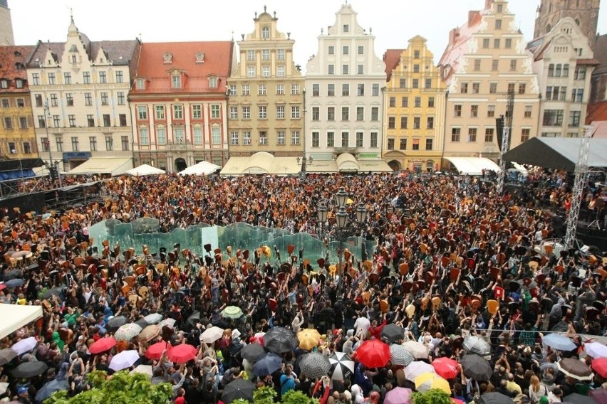 Wrocław: Gitarowy Rekord Guinnessa pobity! O ponad 70 gitar (ZDJĘCIA)