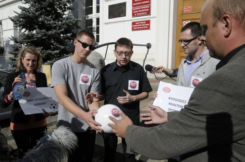 "Pani Wojewodo, odwagi!" - Młodzi Socjaldemokraci przed Urzędem Wojewódzkim w Bydgoszczy [zdjęcia]