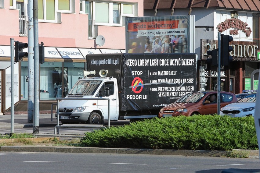 "Stop pedofilii", przekreślona tęcza i "Czego lobby LGBT chce uczyć dzieci?". Auto z takimi treściami jeździ po Szczecinie. Za nim policja