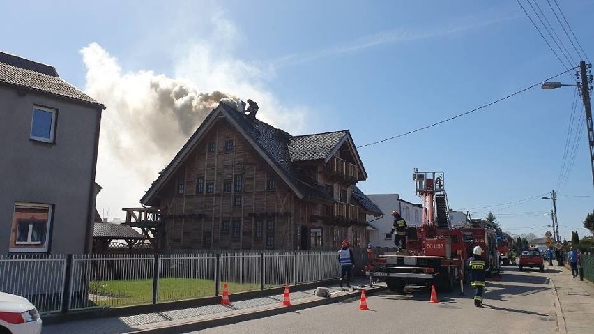 Pożar domu jednorodzinnego na ul. Waryńskiego w Pucku 08.04.2020. Dwa razy zapaliło się poddasze budynku