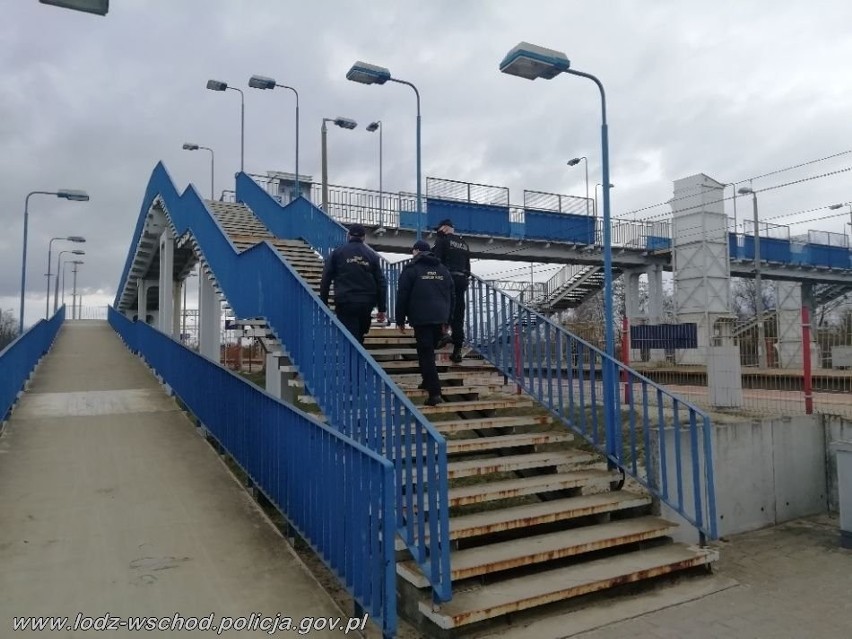 Wieczorny patrol policjantów z Koluszek i funkcjonariuszy Służby Ochrony Kolei