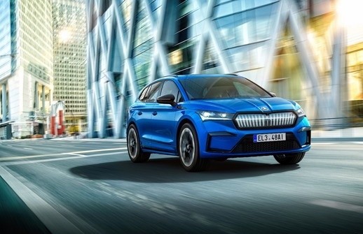 ŠKODA  ENYAQ SPORTLINE iVJeszcze w tym roku wersja Sportline uzupełni gamę modelową elektrycznego modelu ENYAQ iV. Czarne elementy nadwozia, duże obręcze kół ze stopów lekkich i obniżone sportowe zawieszenie nadadzą modelowi sportowego charakteru.Fot. ŠKODA