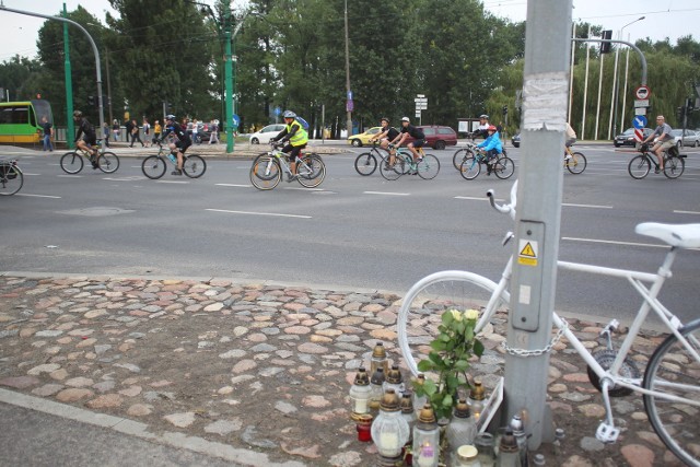 W miejscu wypadku przy ul. Jana Pawła II rowerzyści postawili upamiętniający 19-letniego Andrzeja biały rower, tzw. ghost bike 