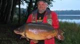 Piotr Berger, wędkarz, mieszkaniec Łodzi, złowił 17- kilogramowego karpia